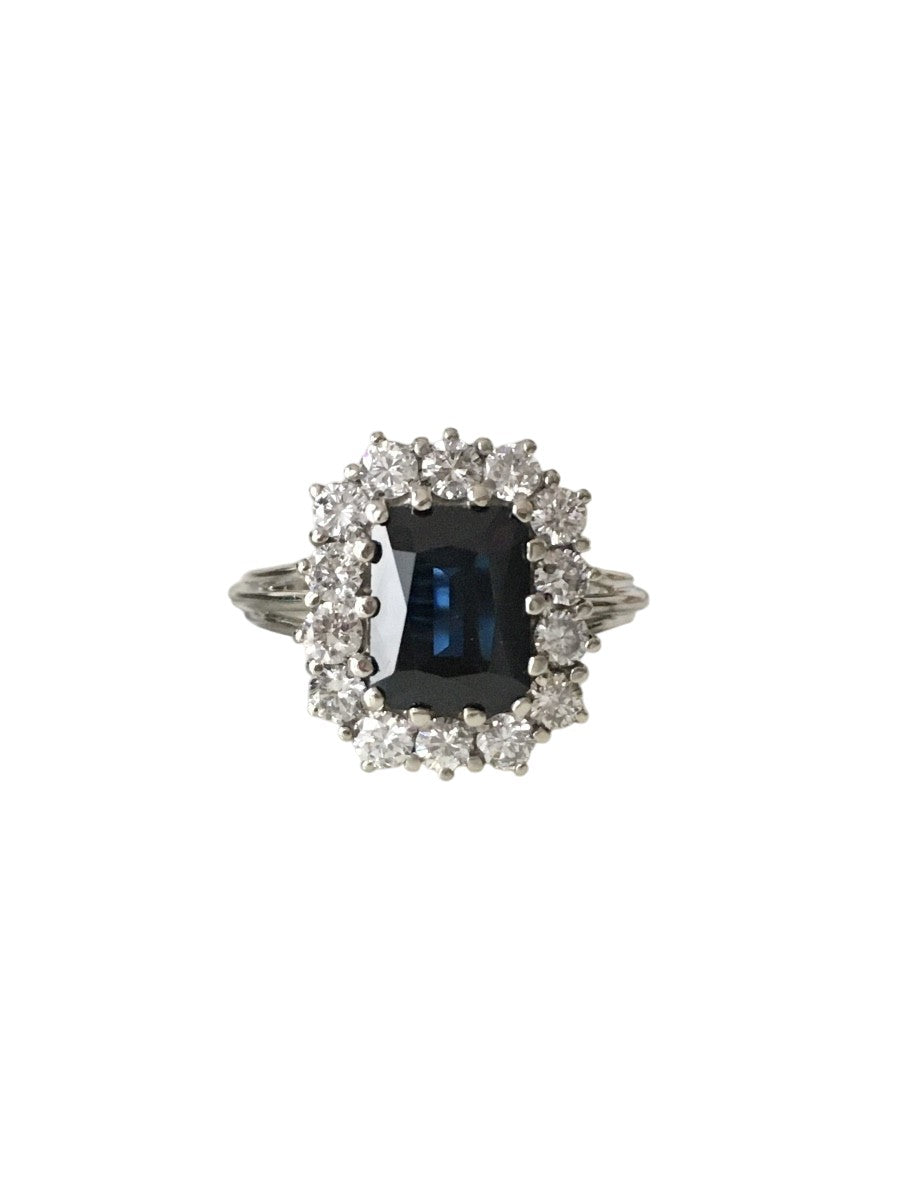 Bague Entourage en or blanc, saphir, et diamants