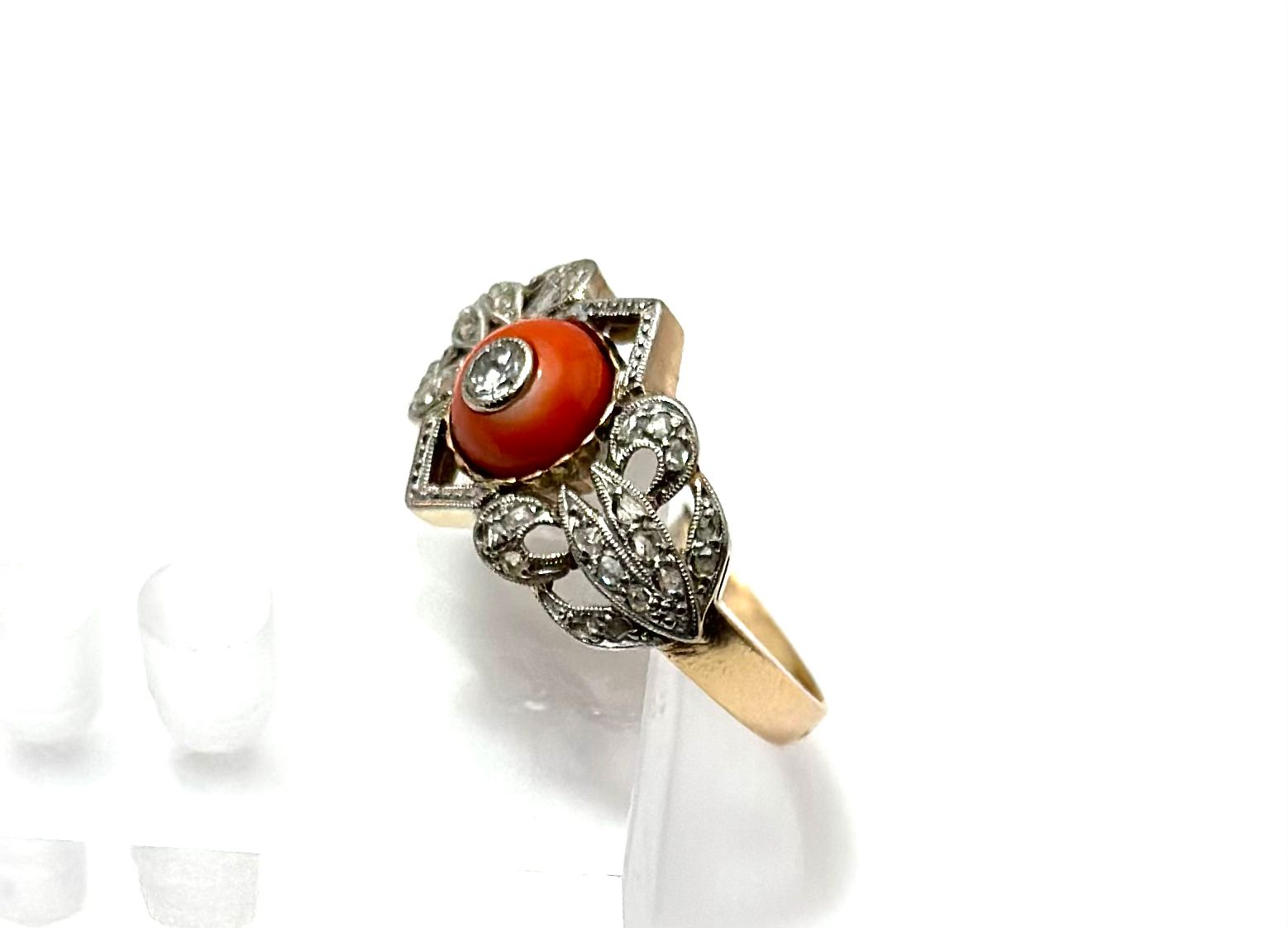Bague Cocktail en or jaune, or blanc, platine, corail et diamants