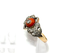 Bague Cocktail en or jaune, or blanc, platine, corail et diamants