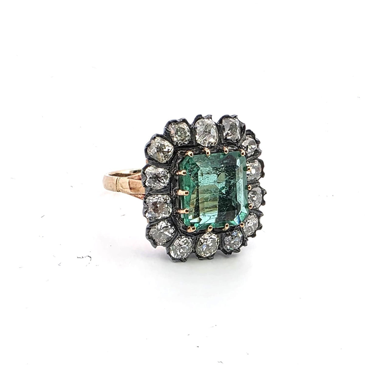 Bague Entourage en or jaune, émeraude et diamants