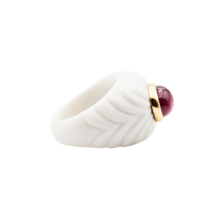 Bague Dôme BULGARI "Chandra" en céramique blanche, or jaune et tourmaline rose
