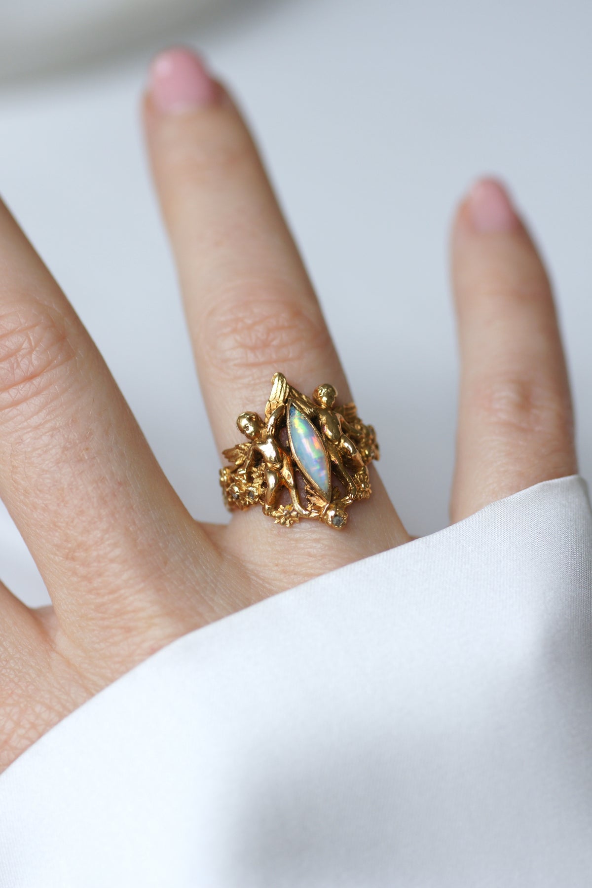 Bague Ancienne Anges Opale et Diamants sur Or Jaune