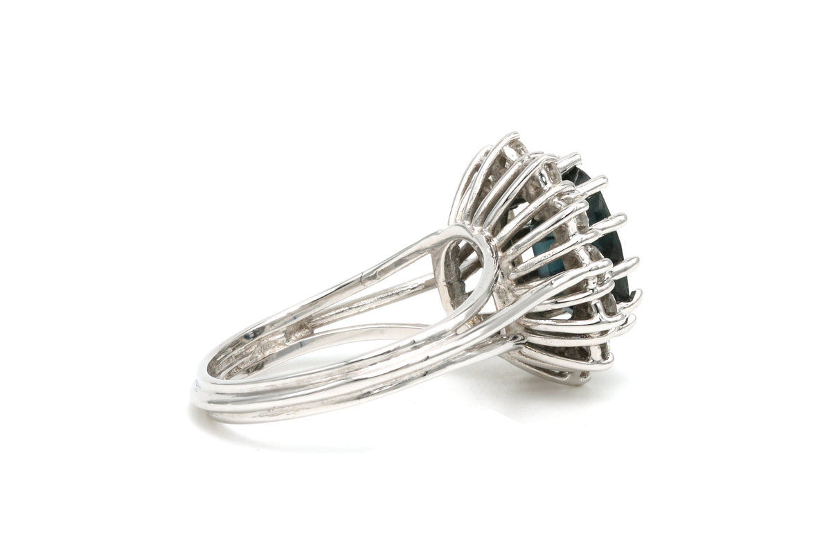 Bague Entourage en or blanc, saphirs et diamants