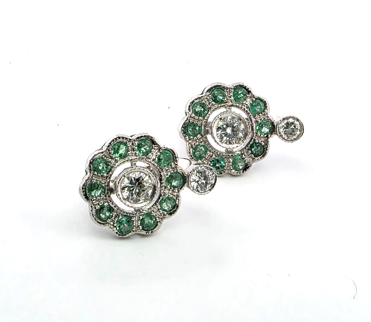 Boucles d'oreilles Dormeuses en platine, émeraudes et diamants