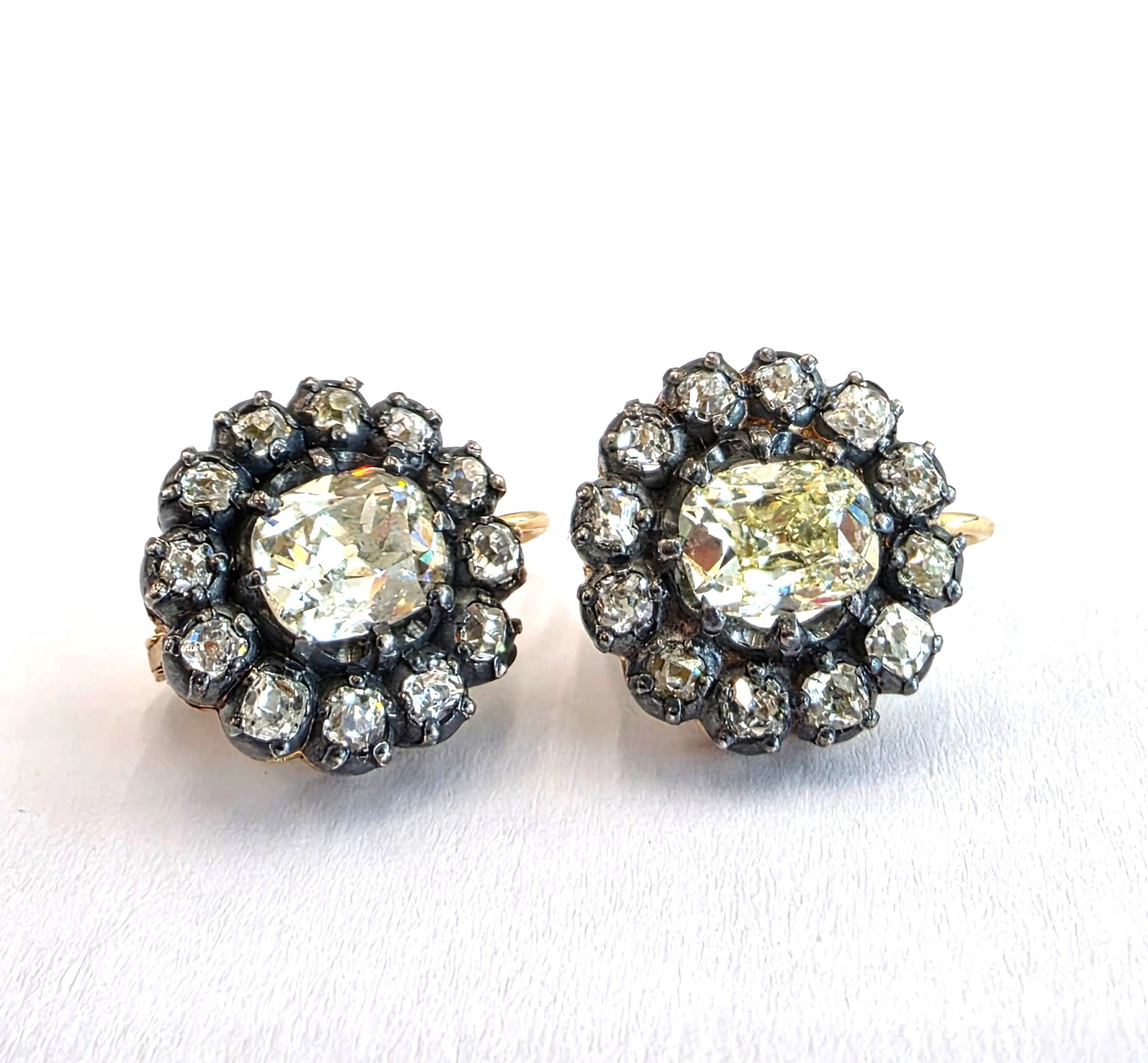 Boucles d'oreilles Dormeuses en or jaune, platine et diamants