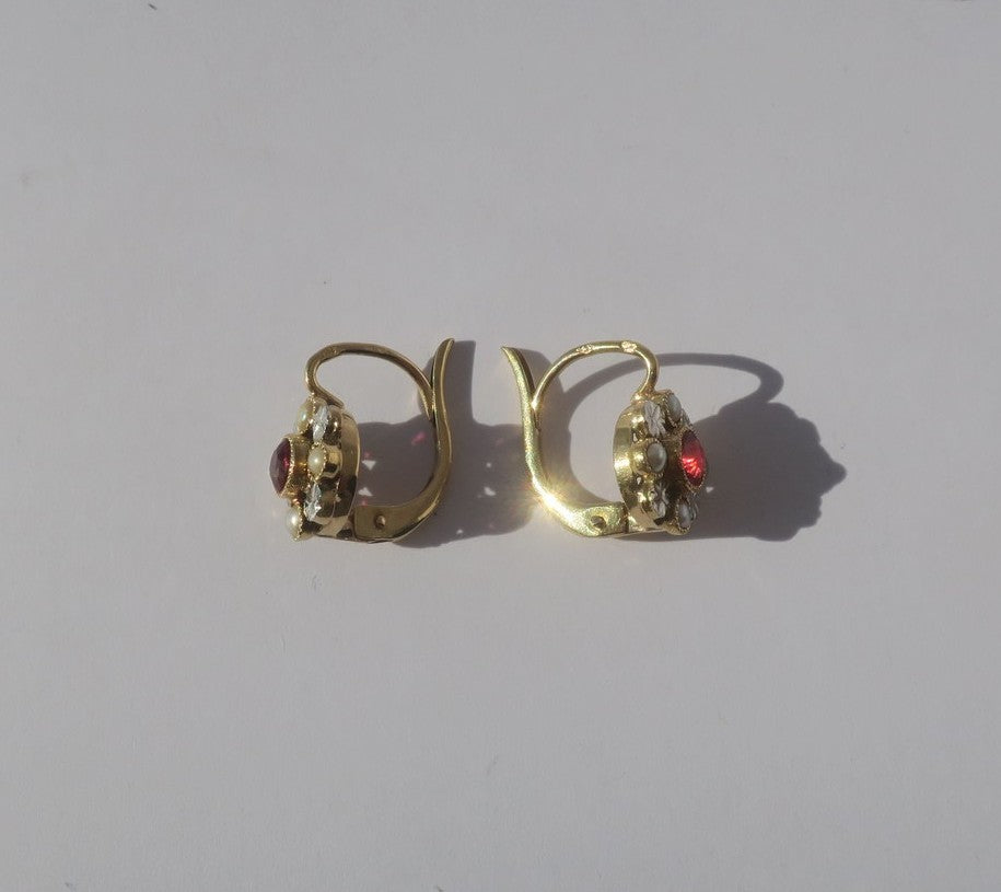 Boucles d’oreilles Dormeuses en or jaune, or banc, rubis, et perles