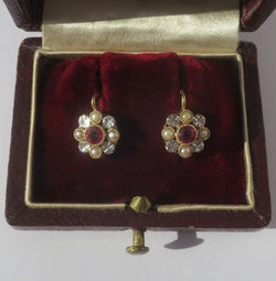 Boucles d’oreilles Dormeuses en or jaune, or banc, rubis, et perles