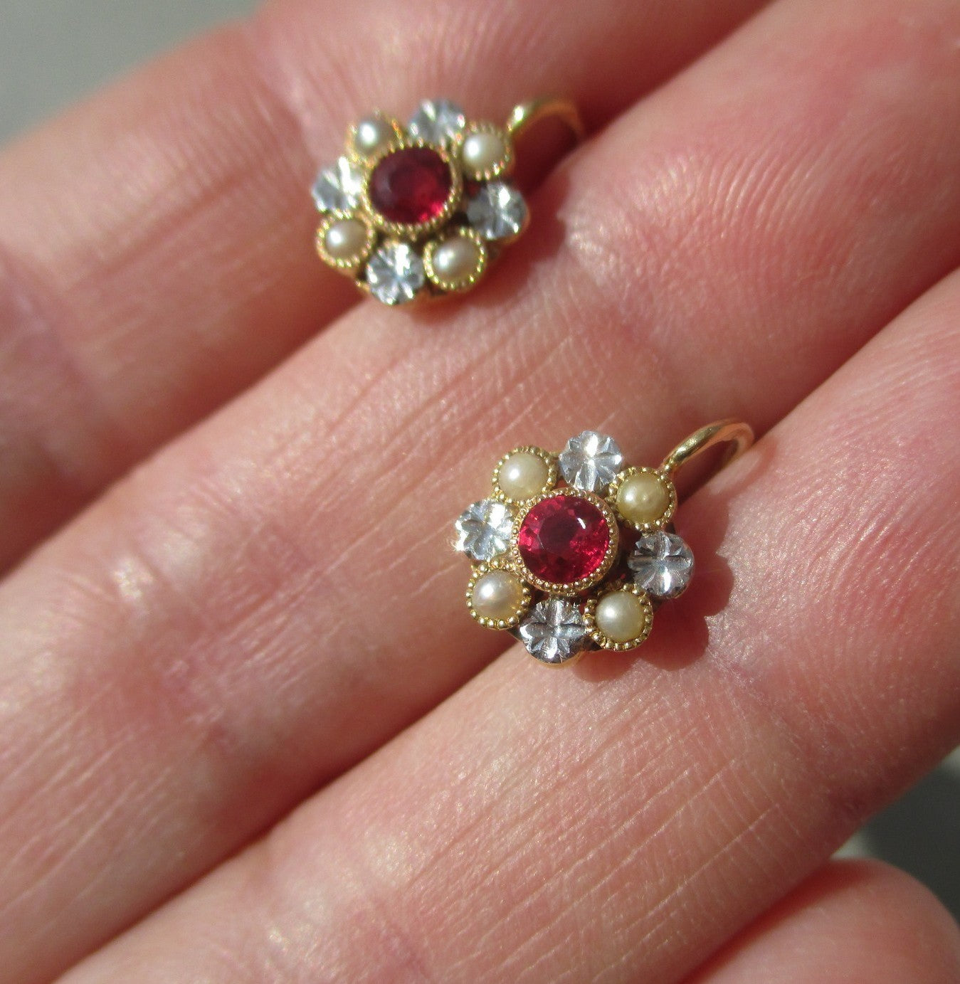 Boucles d’oreilles Dormeuses en or jaune, or banc, rubis, et perles