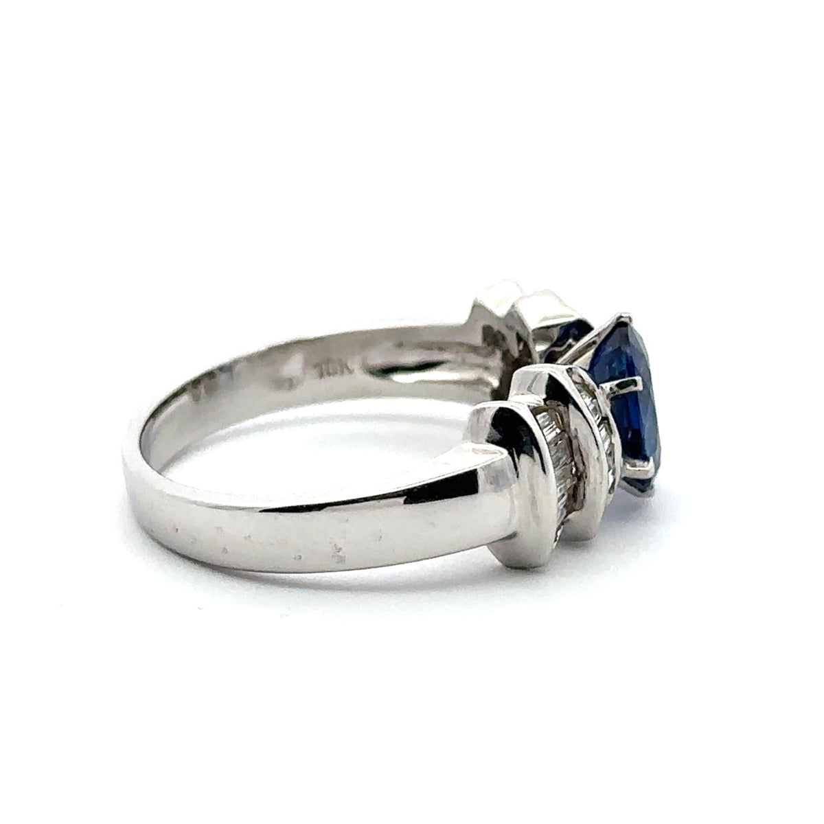 Bague en or blanc, saphir, et diamants