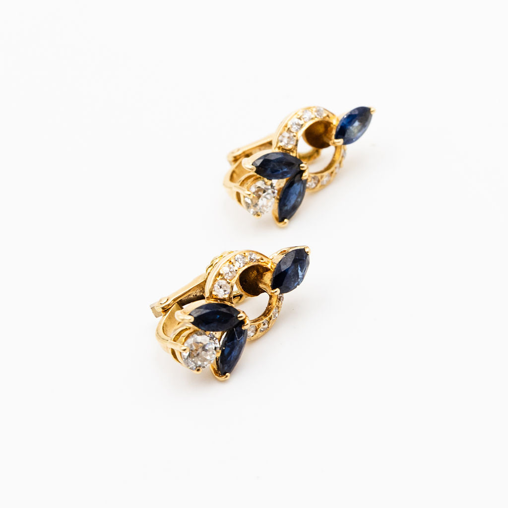 Clips d'oreilles en or jaune, saphirs et diamants