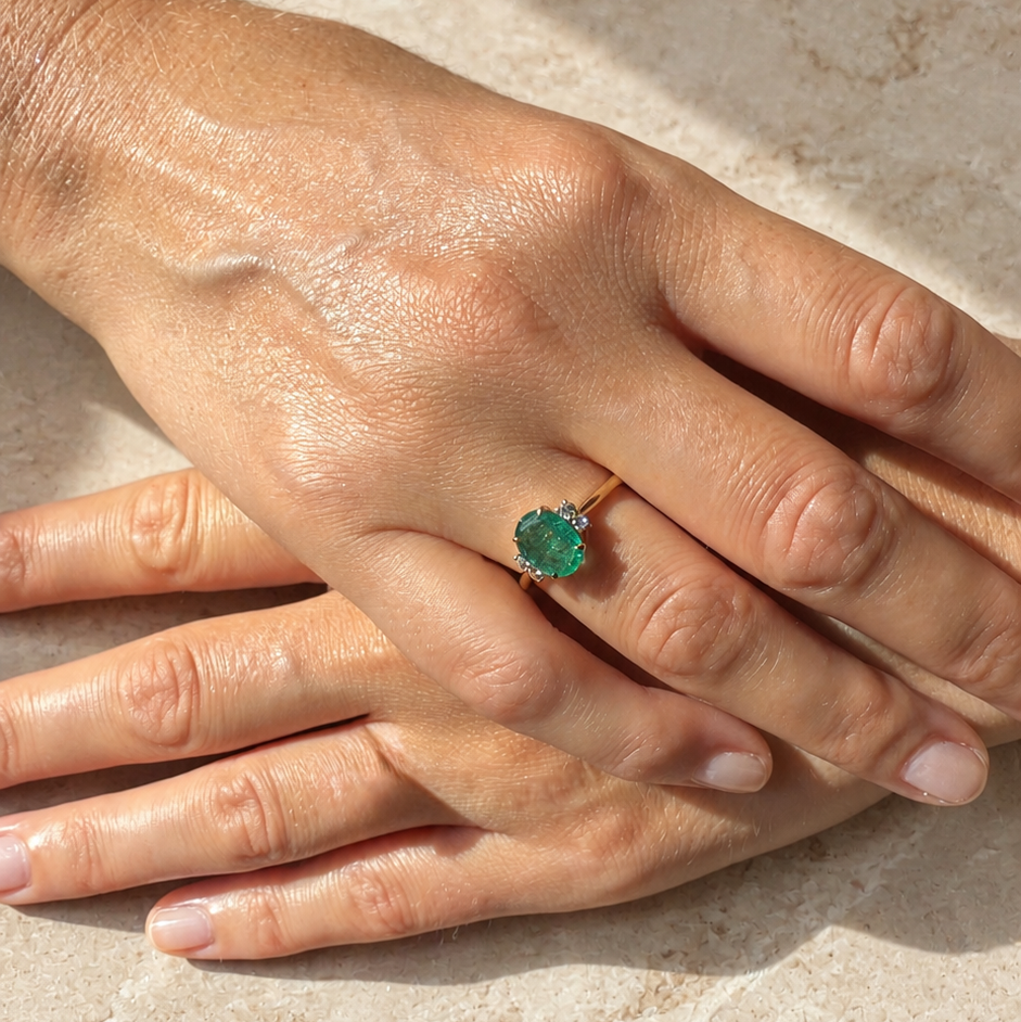 Bague Solitaire en or jaune, émeraude et diamants