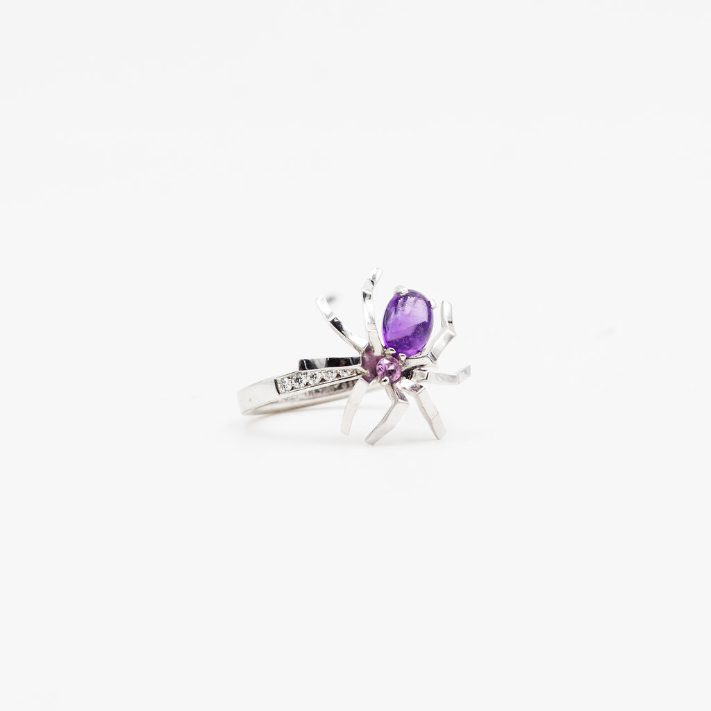 Bague CHAUMET "Attrape moi si tu m'aimes", "Araignée" en or blanc, améthyste, saphir rose et diamants