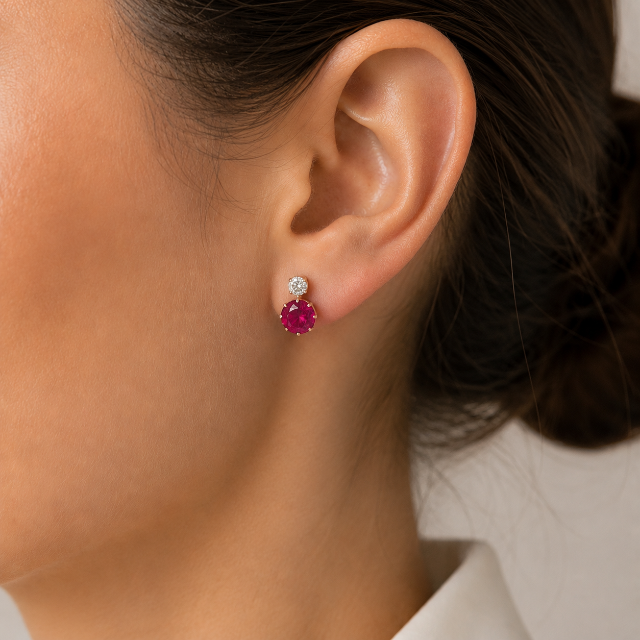 Boucles d'oreilles Dormeuses en or jaune, rubis et diamants