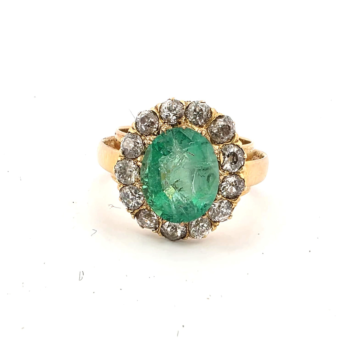 Bague Entourage en or jaune, émeraude et diamants