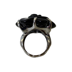 Bague CHANEL "Camélia" en or blanc et onyx