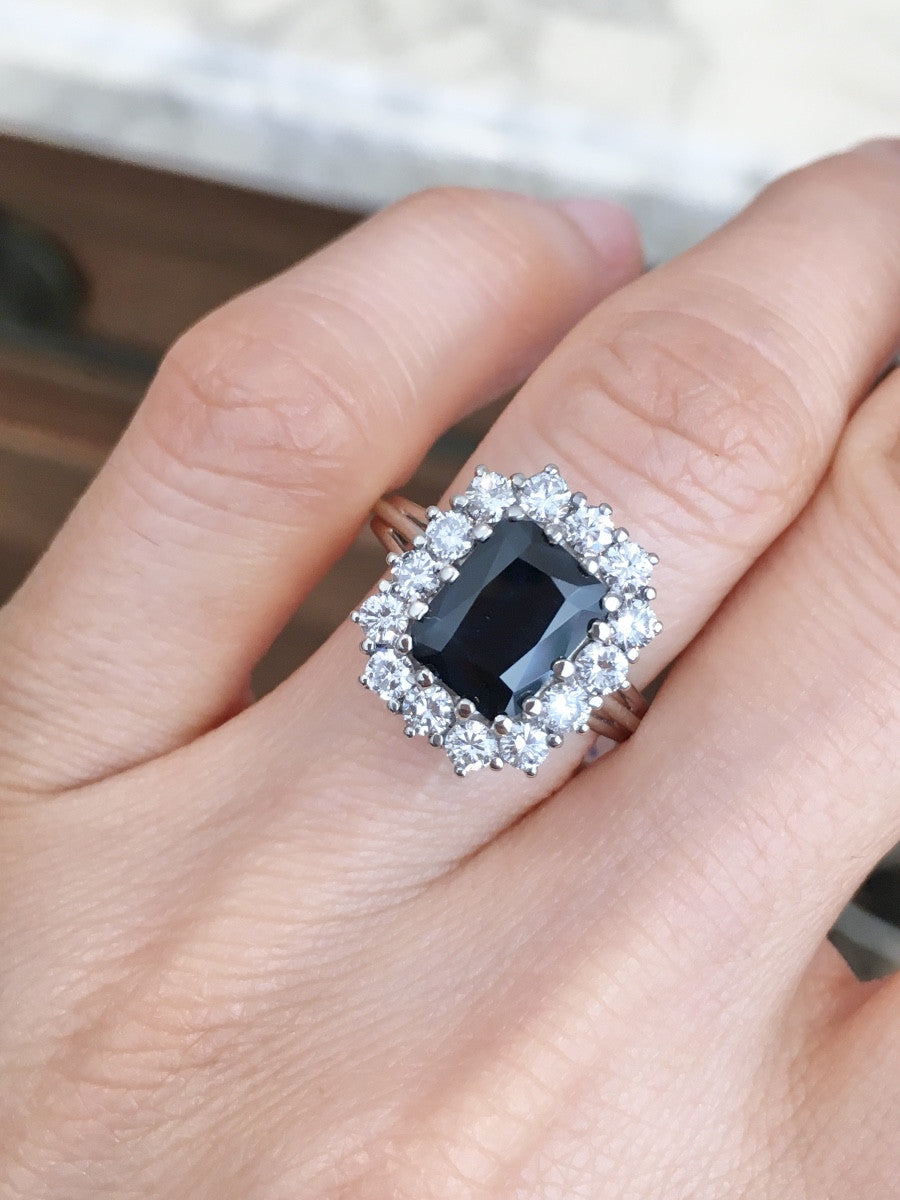 Bague Entourage en or blanc, saphir, et diamants