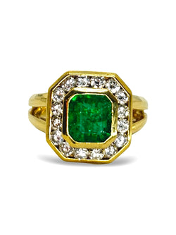 Bague Entourage en or jaune, émeraude et diamants