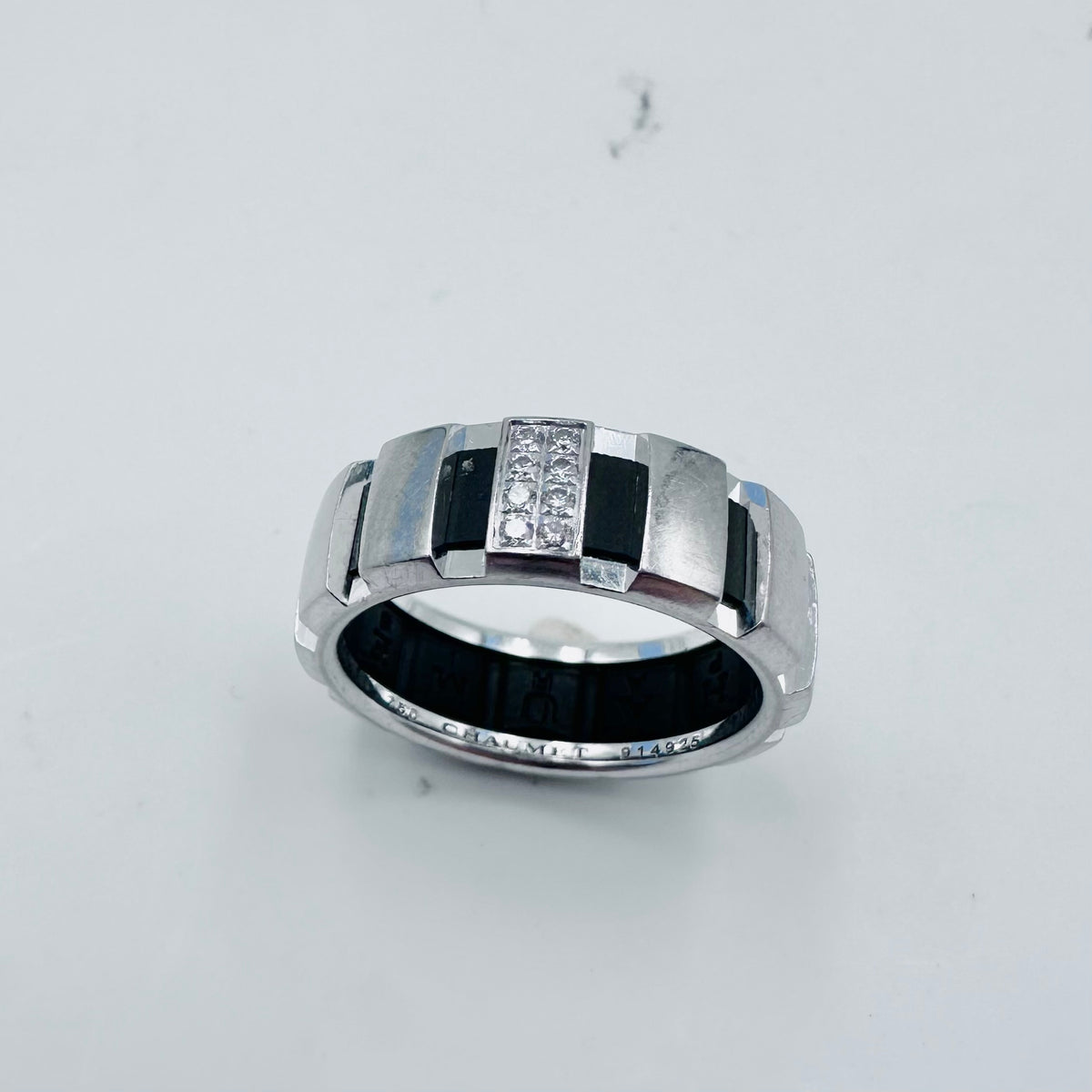 Bague Bandeau CHAUMET "Class One" en or blanc, diamants et caoutchouc