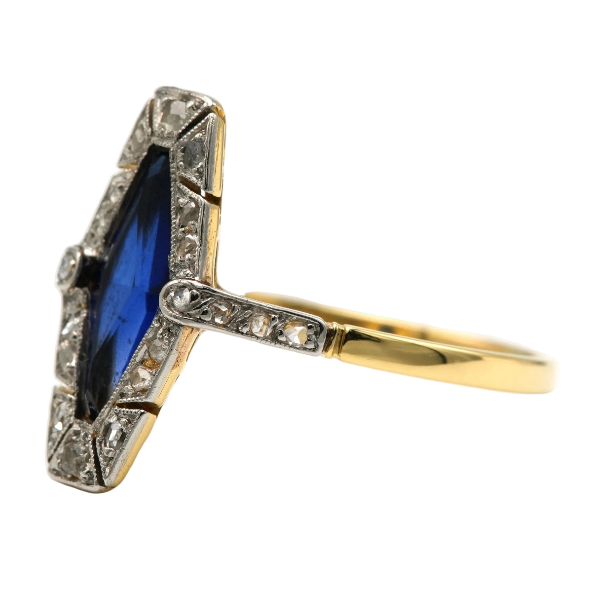 Bague Marquise en or jaune, saphir et diamants