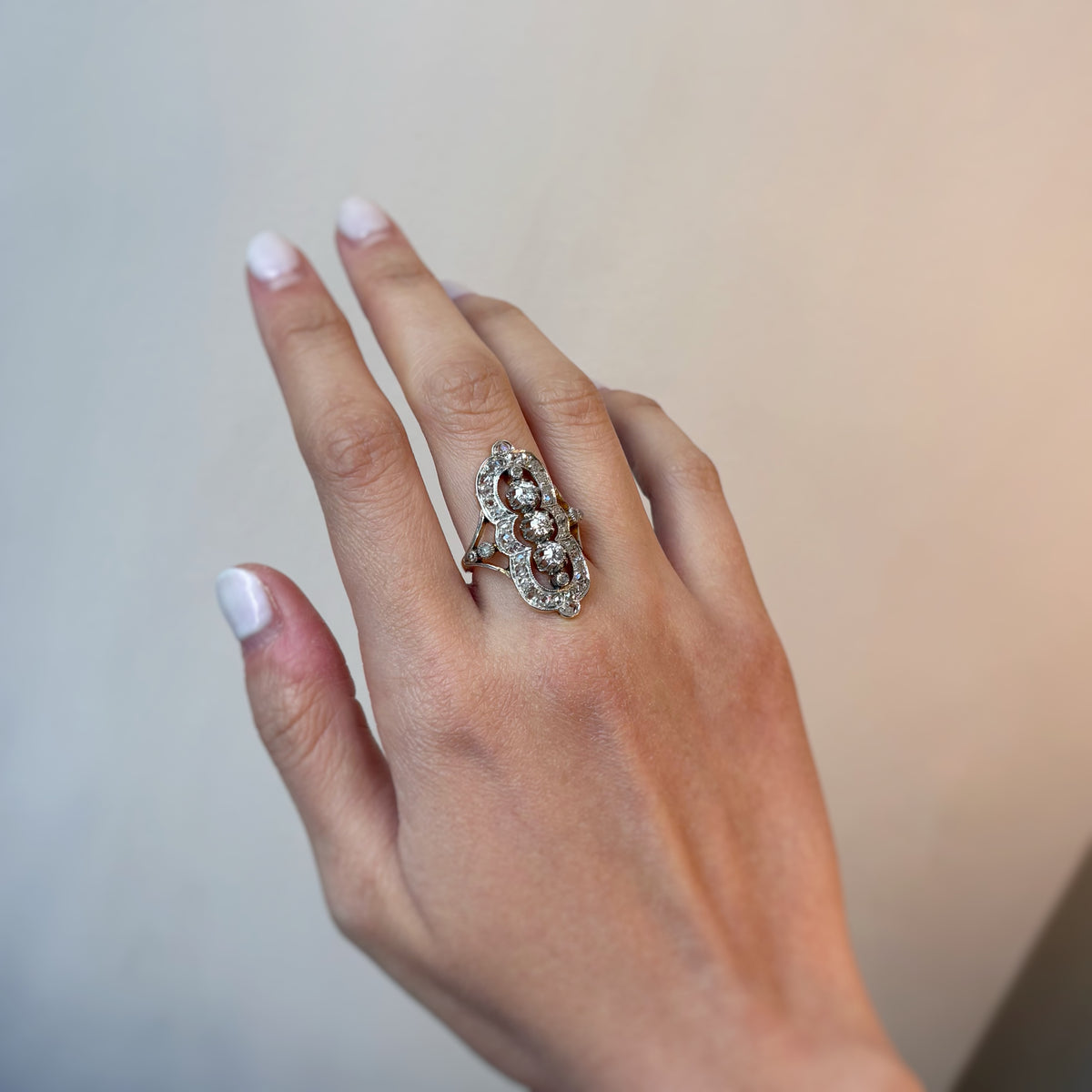 Bague Marquise en or jaune, platine, et diamants