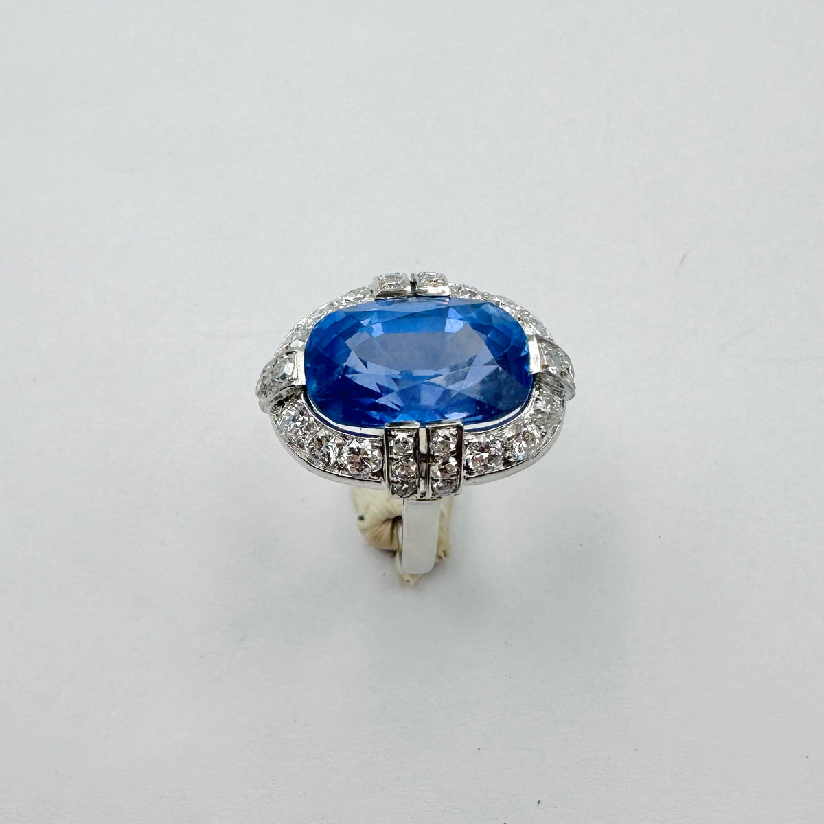 Bague Entourage en platine, saphir et diamants