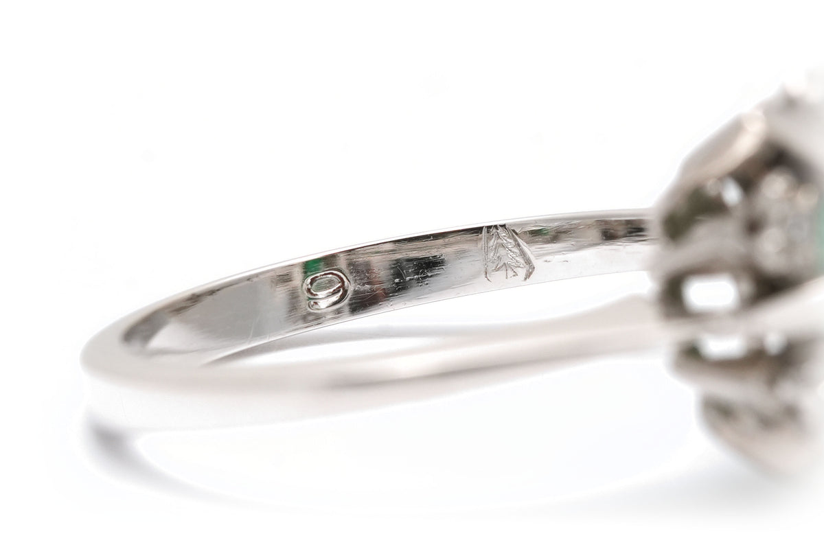 Bague Entourage en or blanc, émeraude et diamants