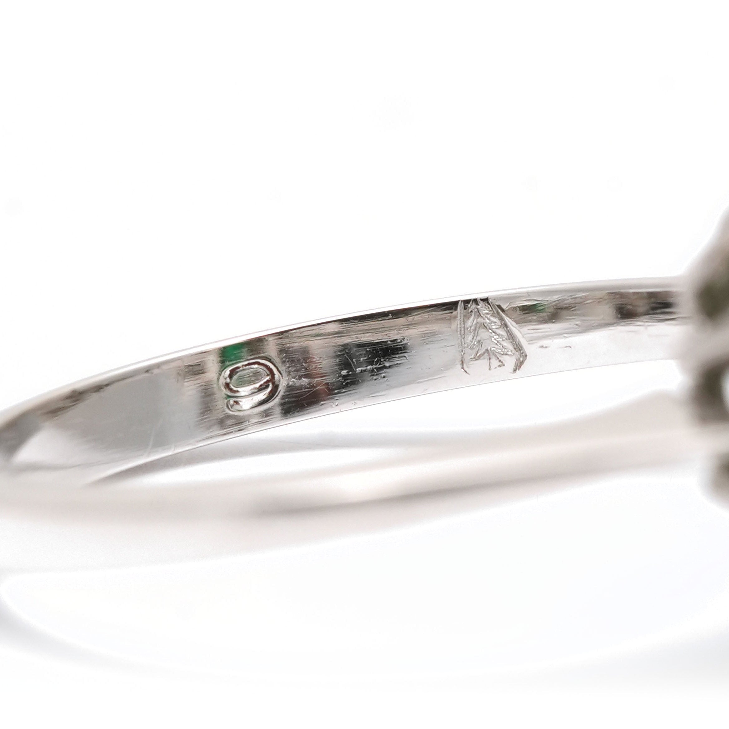 Bague Entourage en or blanc, émeraude et diamants