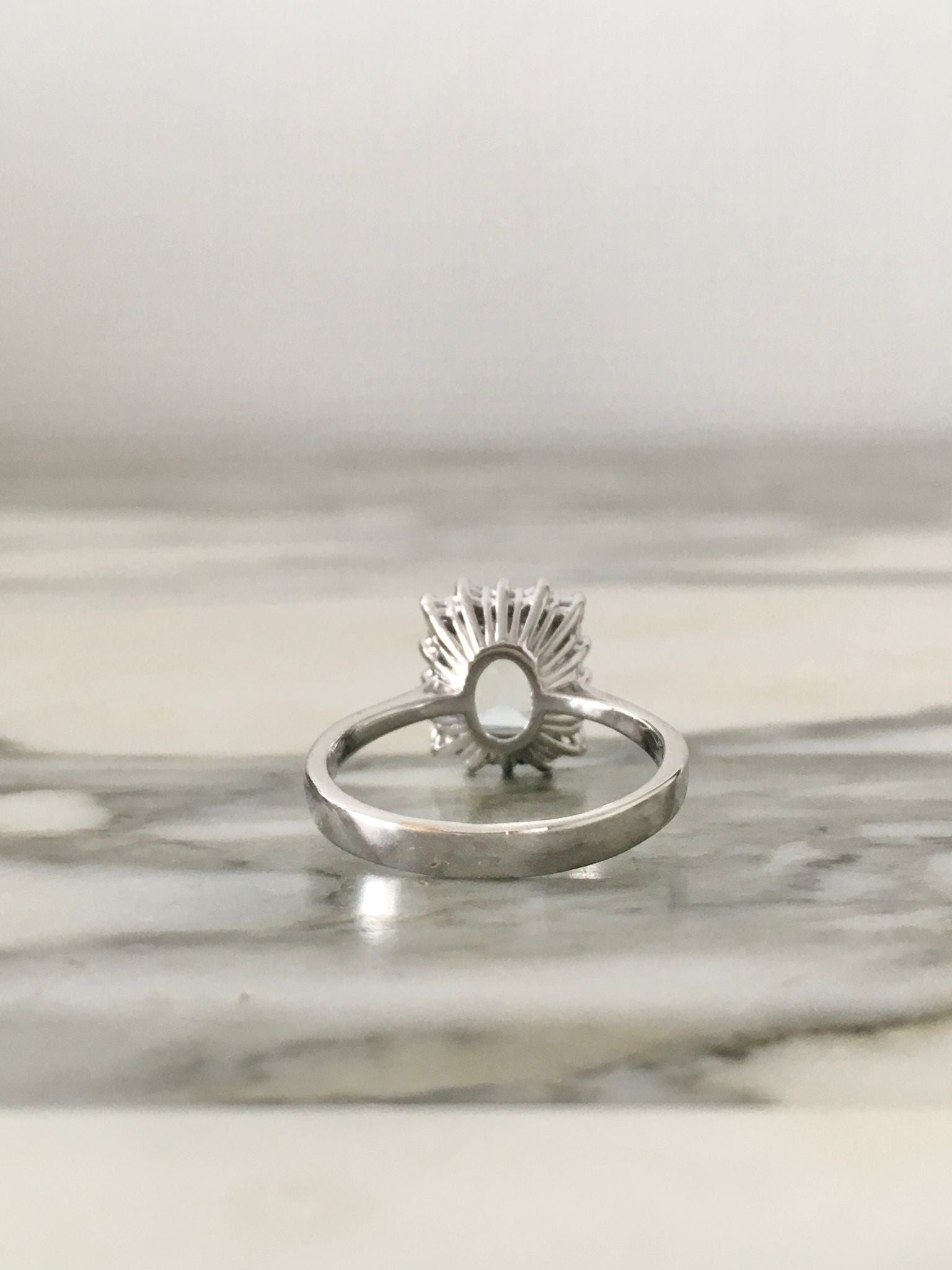 Bague Entourage en or blanc, aigue-marine et diamants