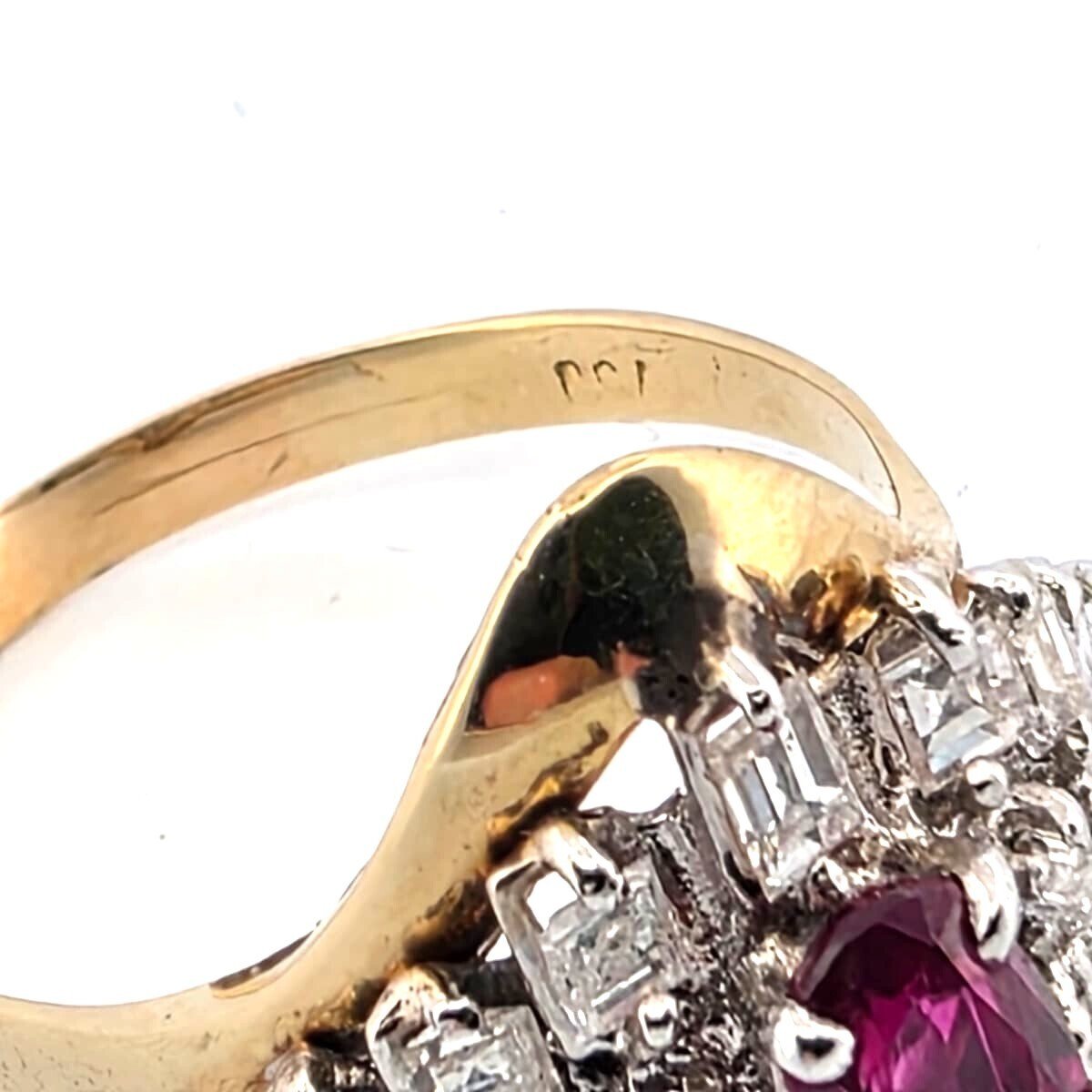 Anello in oro giallo 18 kt con rubino centrale e diamanti a contorno
