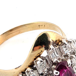 Anello in oro giallo 18 kt con rubino centrale e diamanti a contorno
