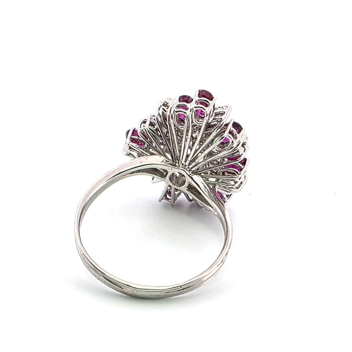 Bague Marguerite en or blanc, rubis et diamants