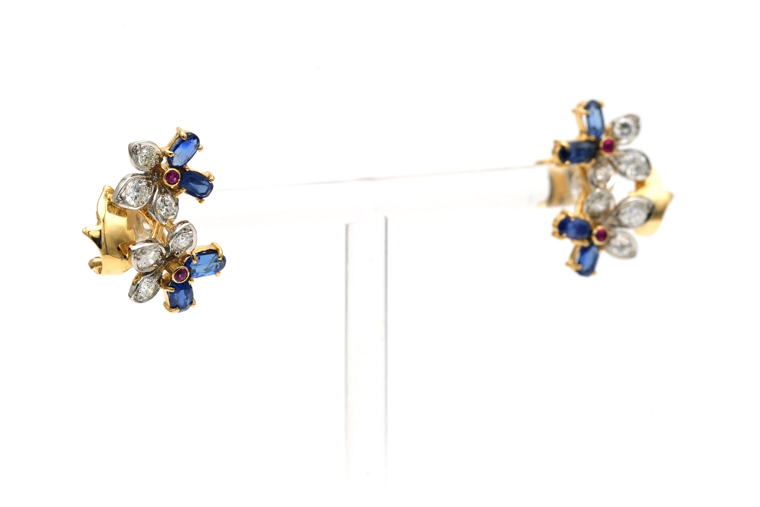 Boucles d'oreilles Puces en or jaune, rubis, saphirs et diamants