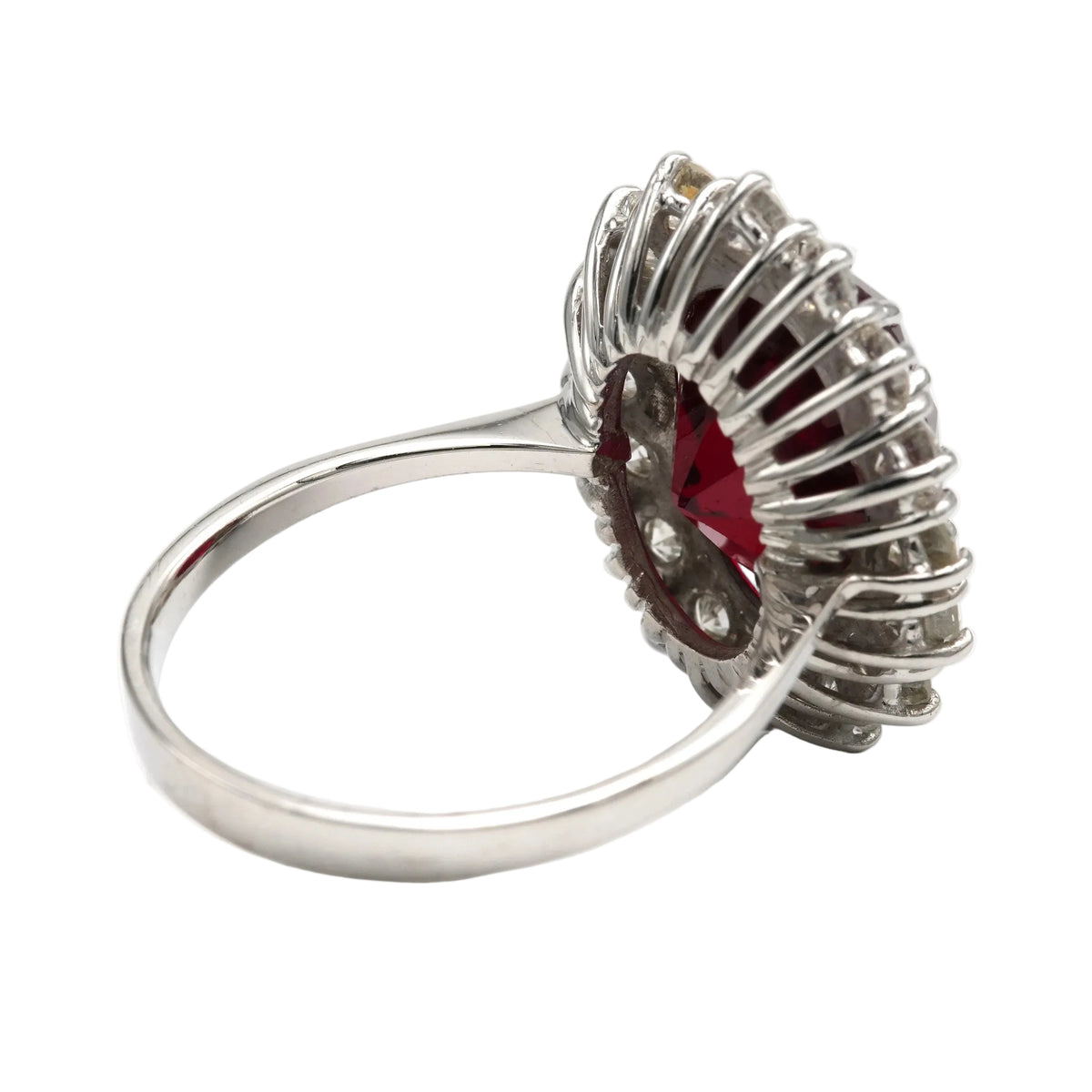 Bague Entourage en or blanc, rubis et diamants