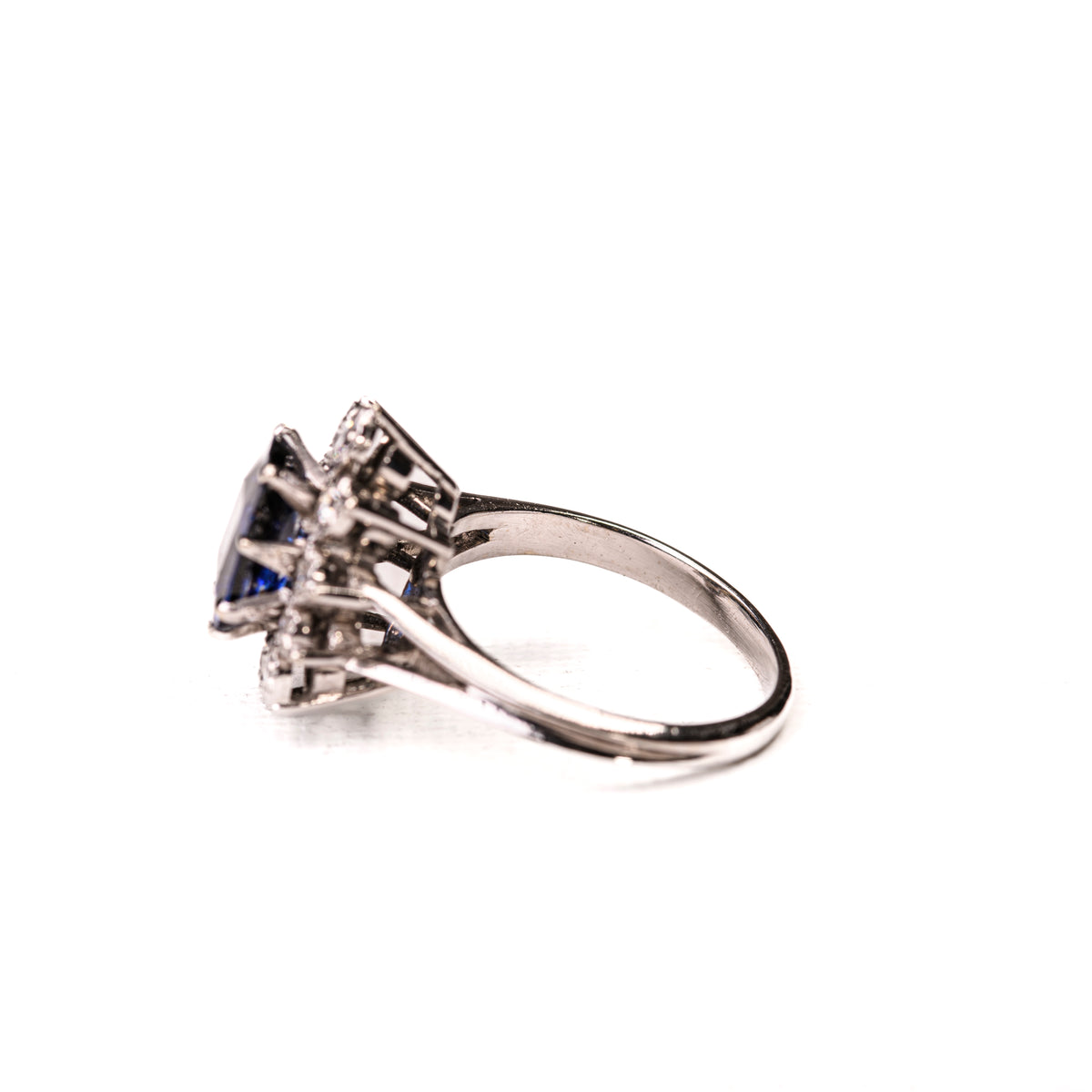 Bague Marguerite en or blanc, platine, saphir et diamants