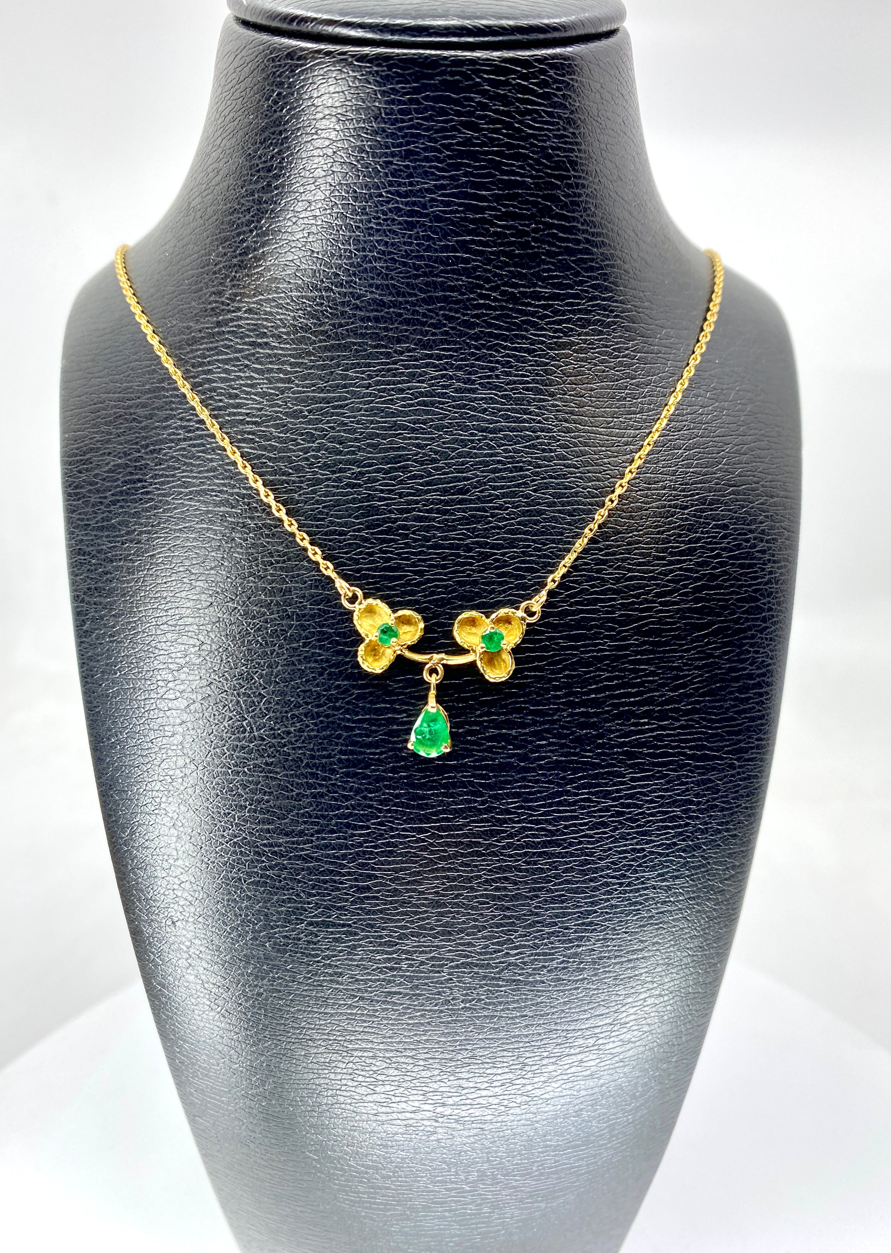Collier pendentif en or jaune 18 carats et émeraudes