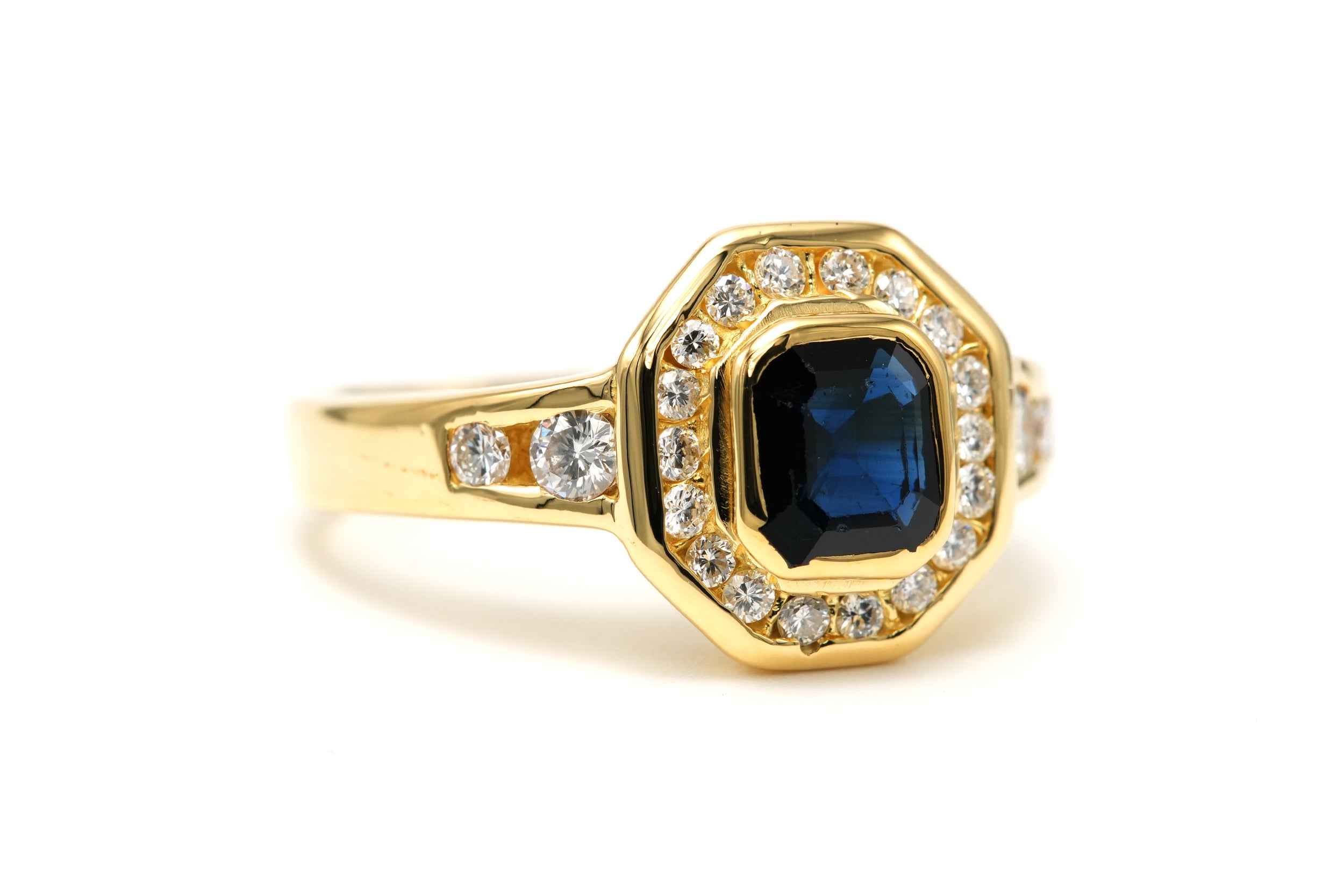 Bague Entourage en or jaune, saphir et diamants