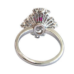 Bague Entourage en or blanc, rubis et diamants