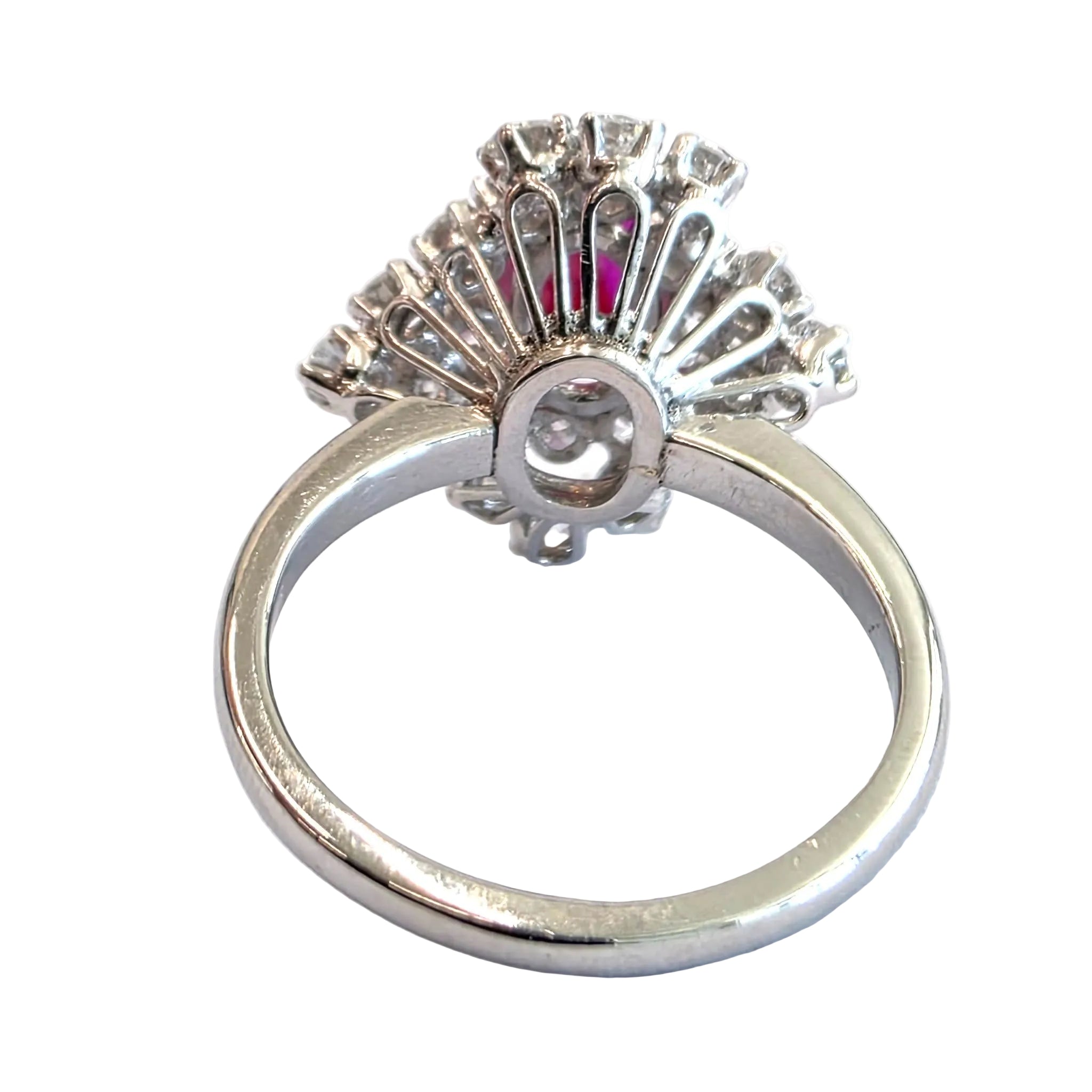 Bague Entourage en or blanc, rubis et diamants