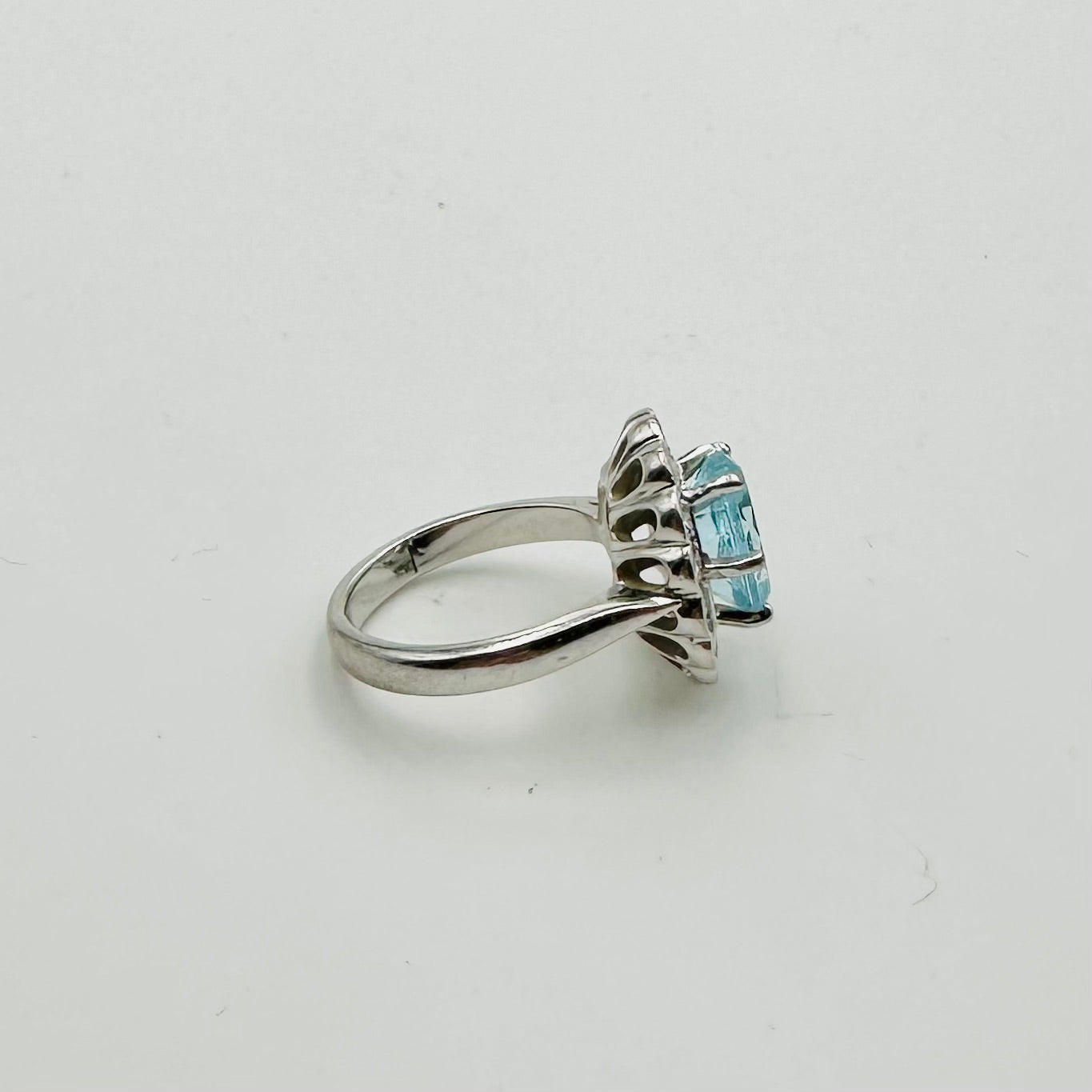 Bague Marguerite en or blanc, aigue-marine et diamants