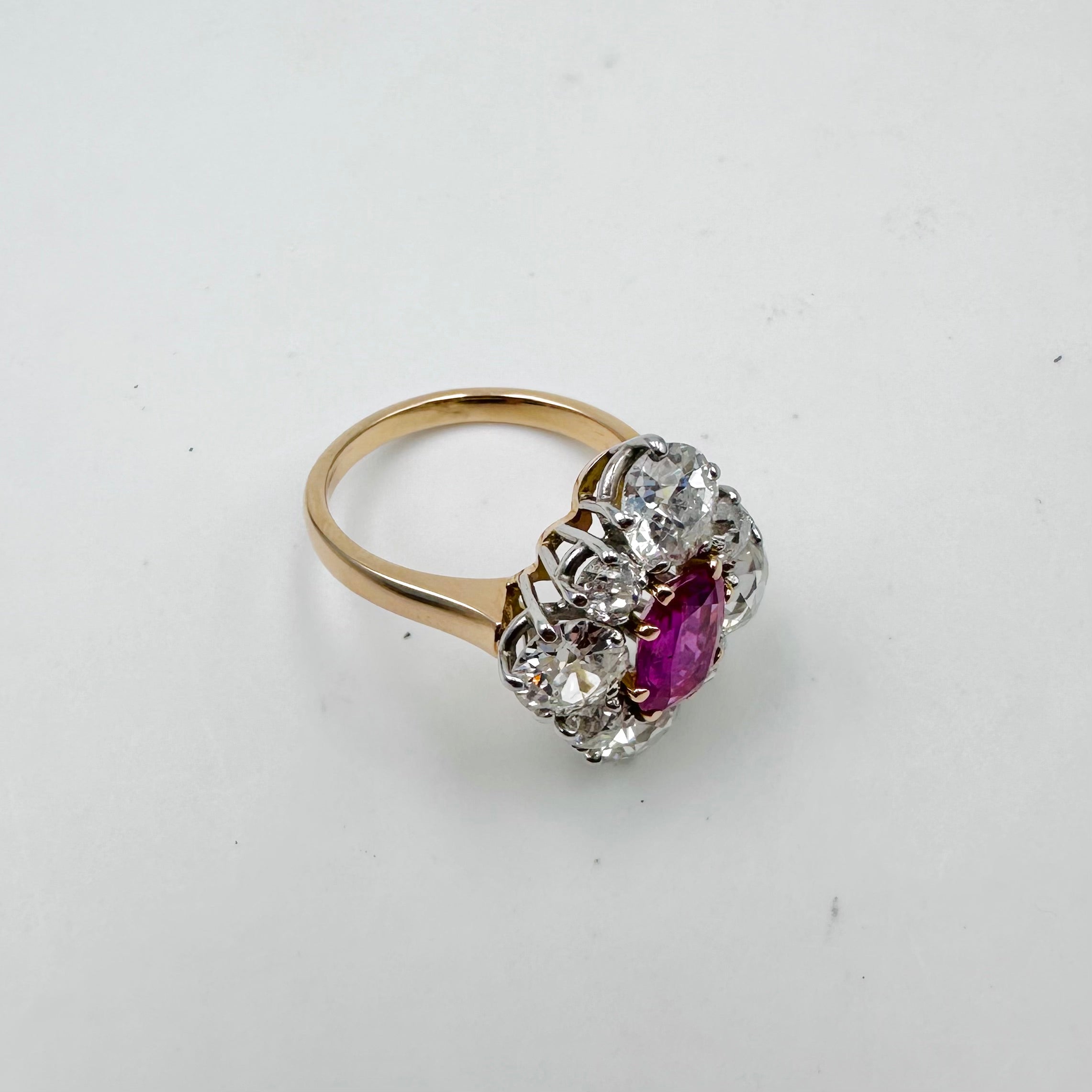 Bague Marquise en or jaune, saphir et diamants