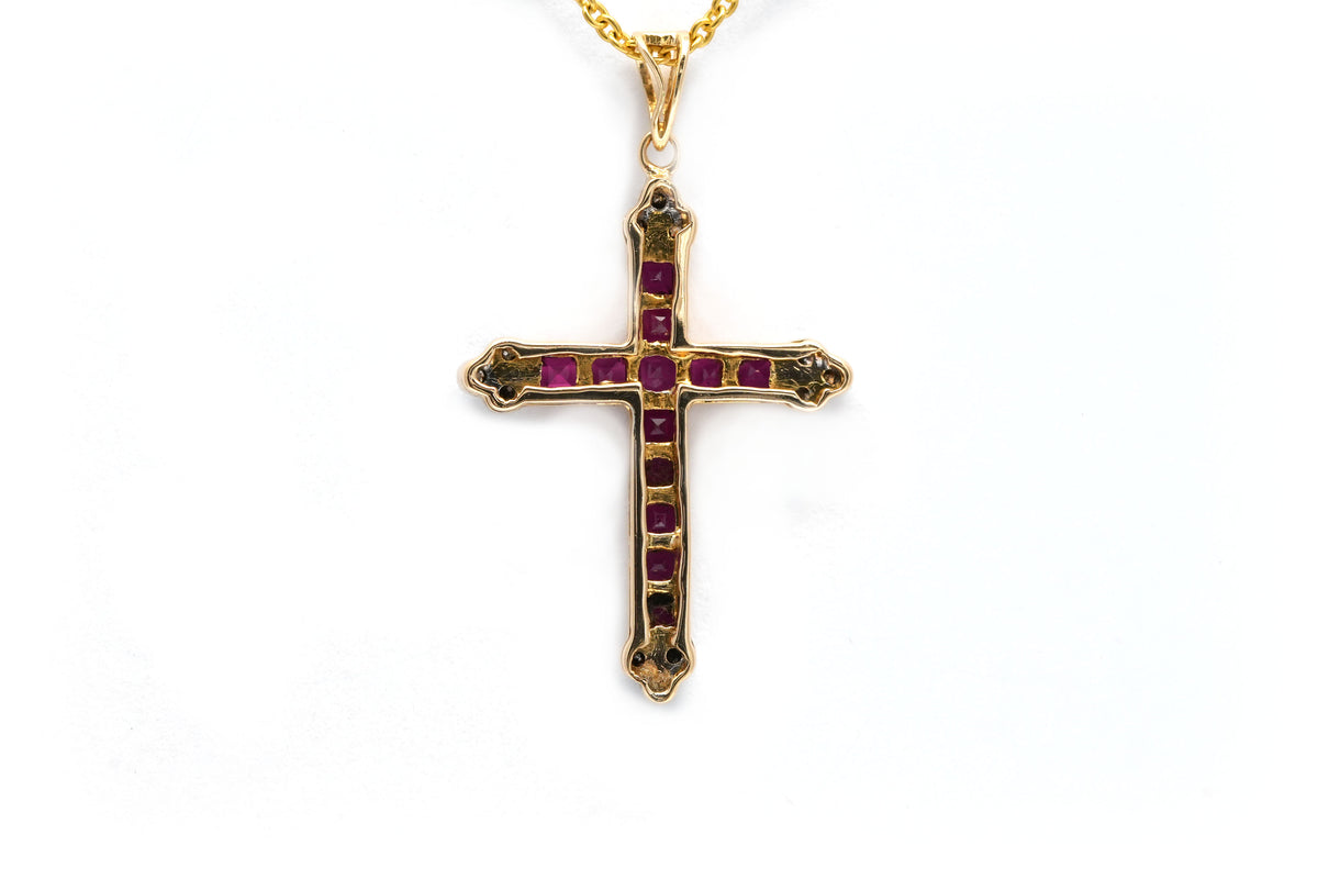 Pendentif en or jaune, rubis et diamants