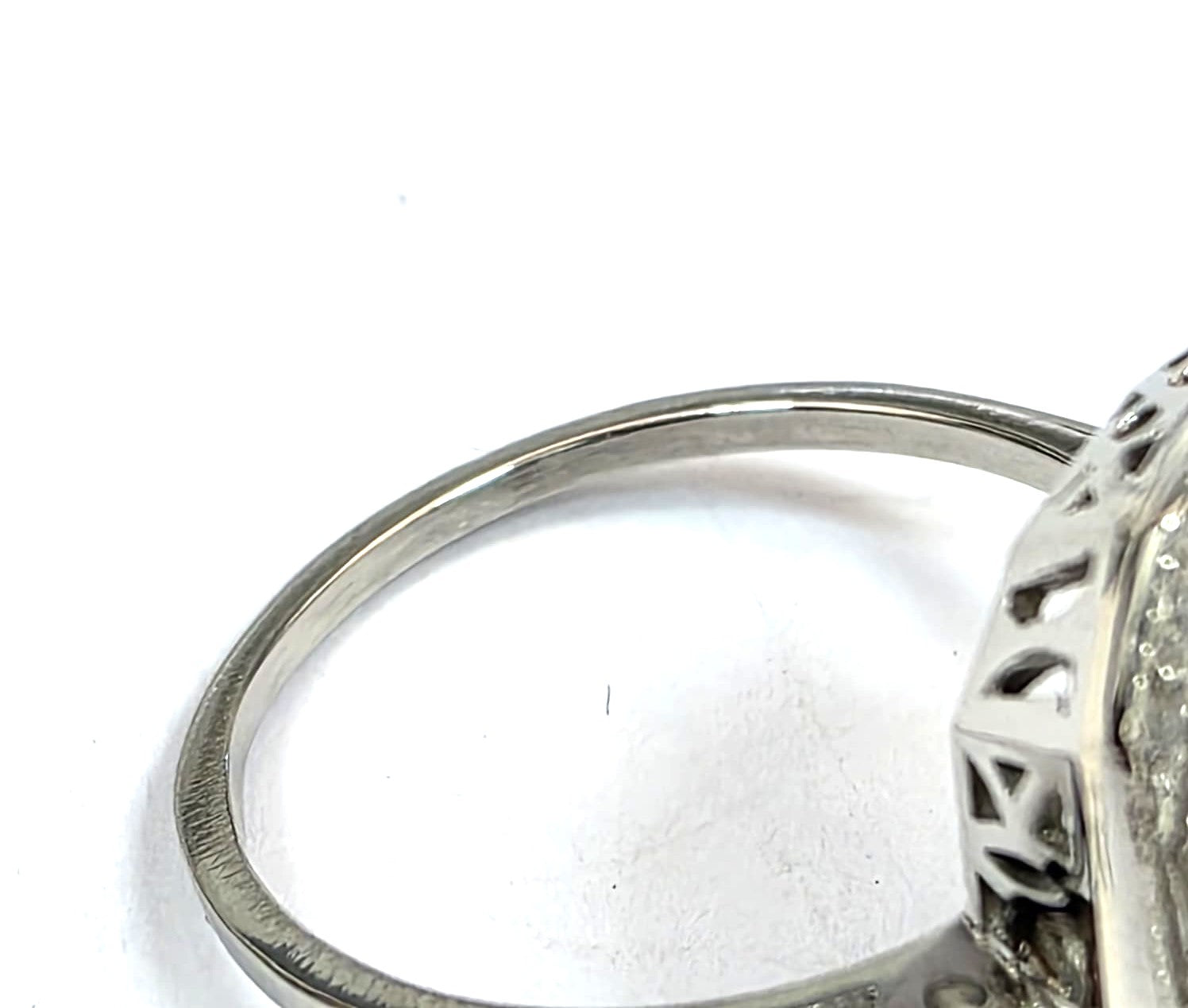 Bague Entourage en or blanc, saphir et diamants