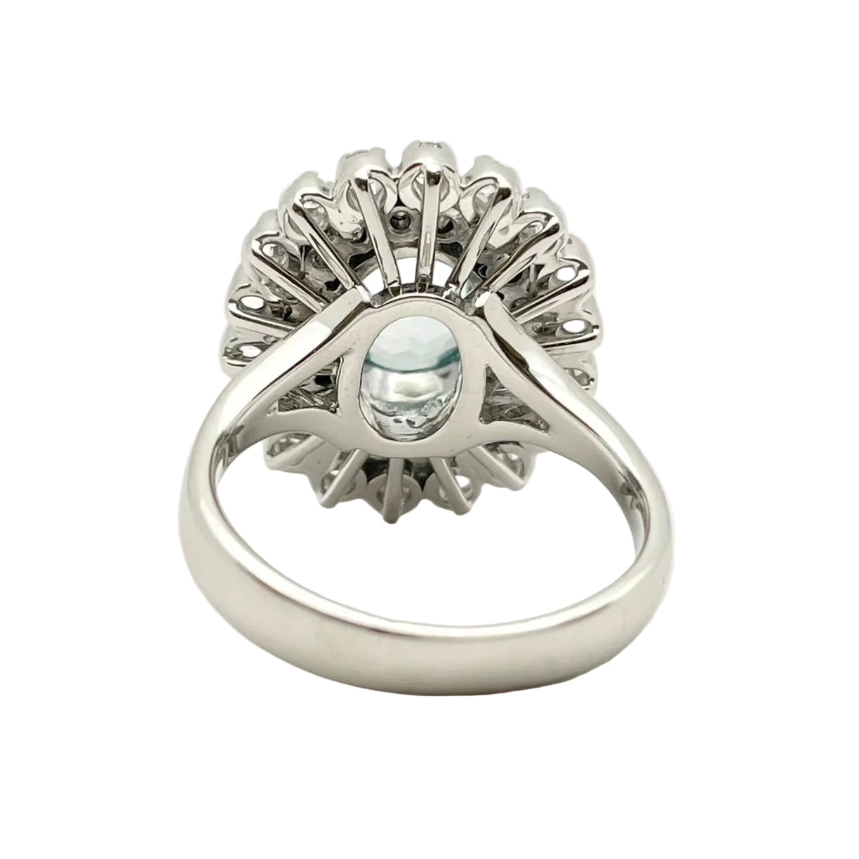 Bague Entourage en or blanc, aigue-marine et diamants
