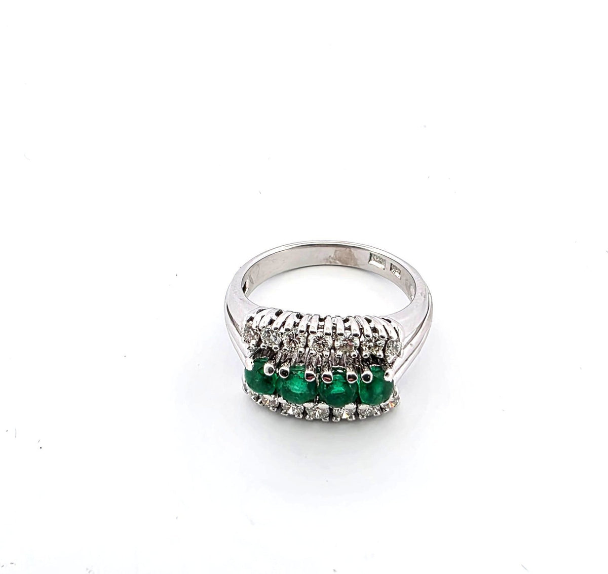 Bague en or blanc, émeraudes et diamants