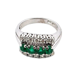 Bague en or blanc, émeraudes et diamants