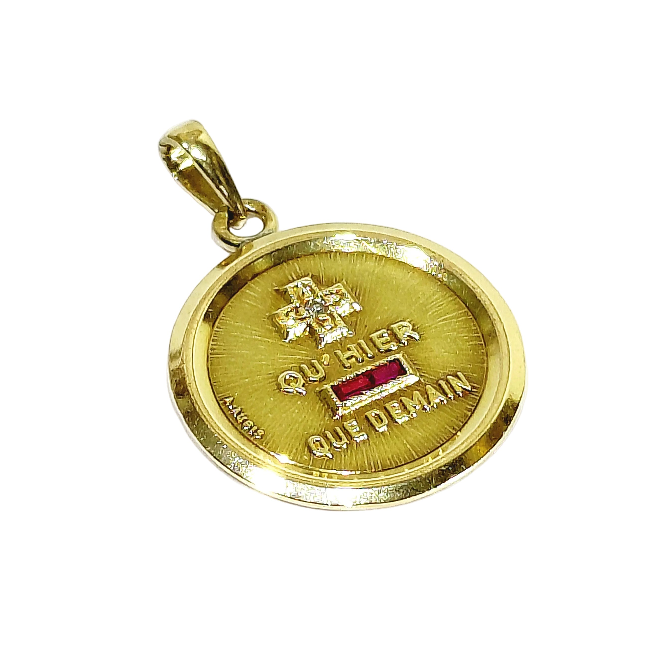 Médaille AUGIS en or jaune, rubis et diamant