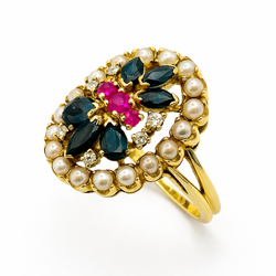 Bague en or jaune, rubis, saphirs, perles et diamants