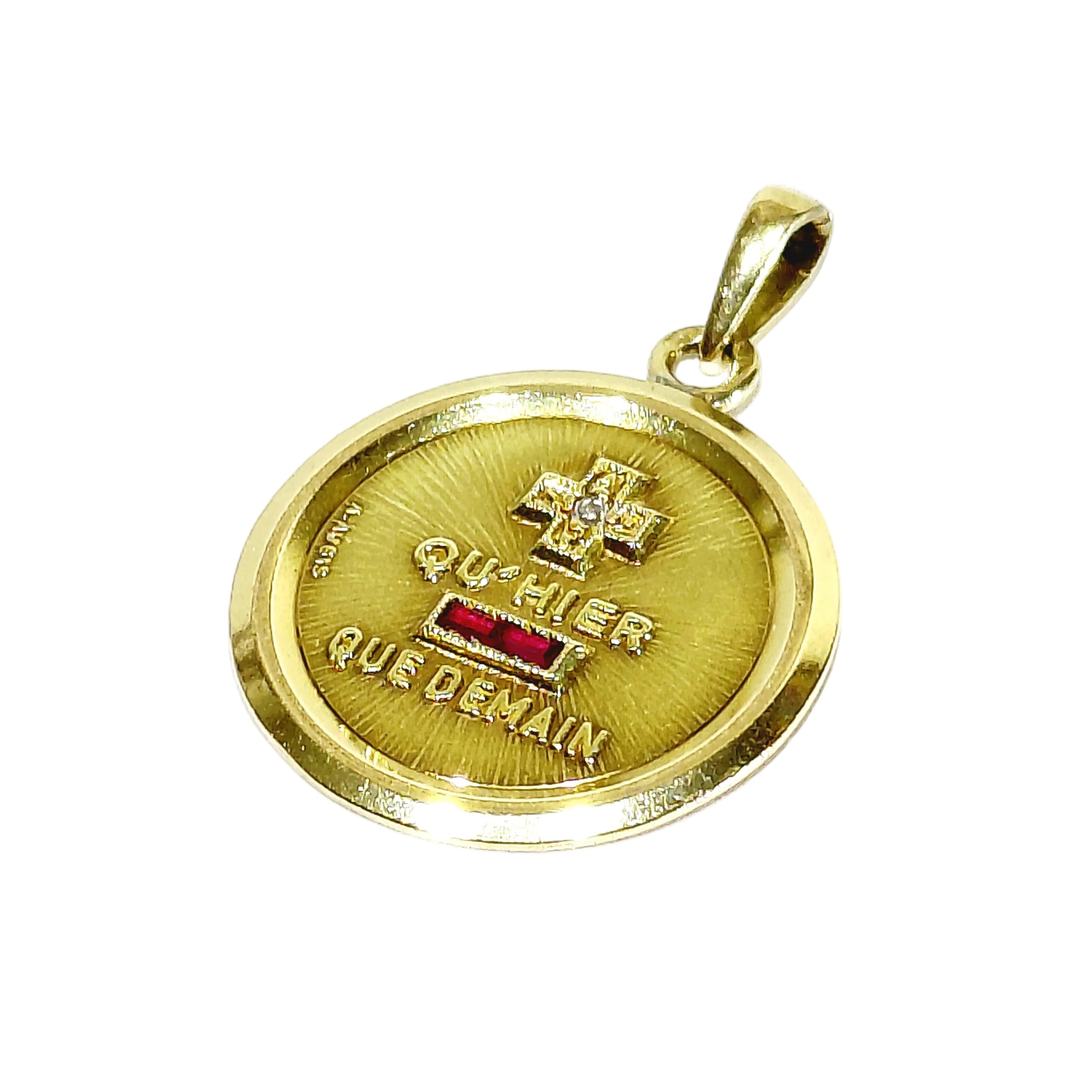 Médaille AUGIS en or jaune, rubis et diamant