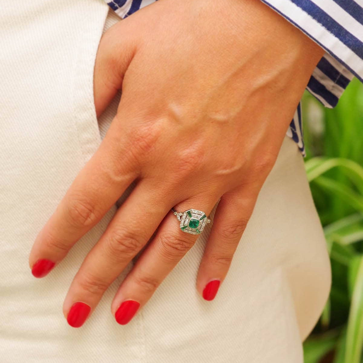 Bague Entourage en platine, émeraude et diamants