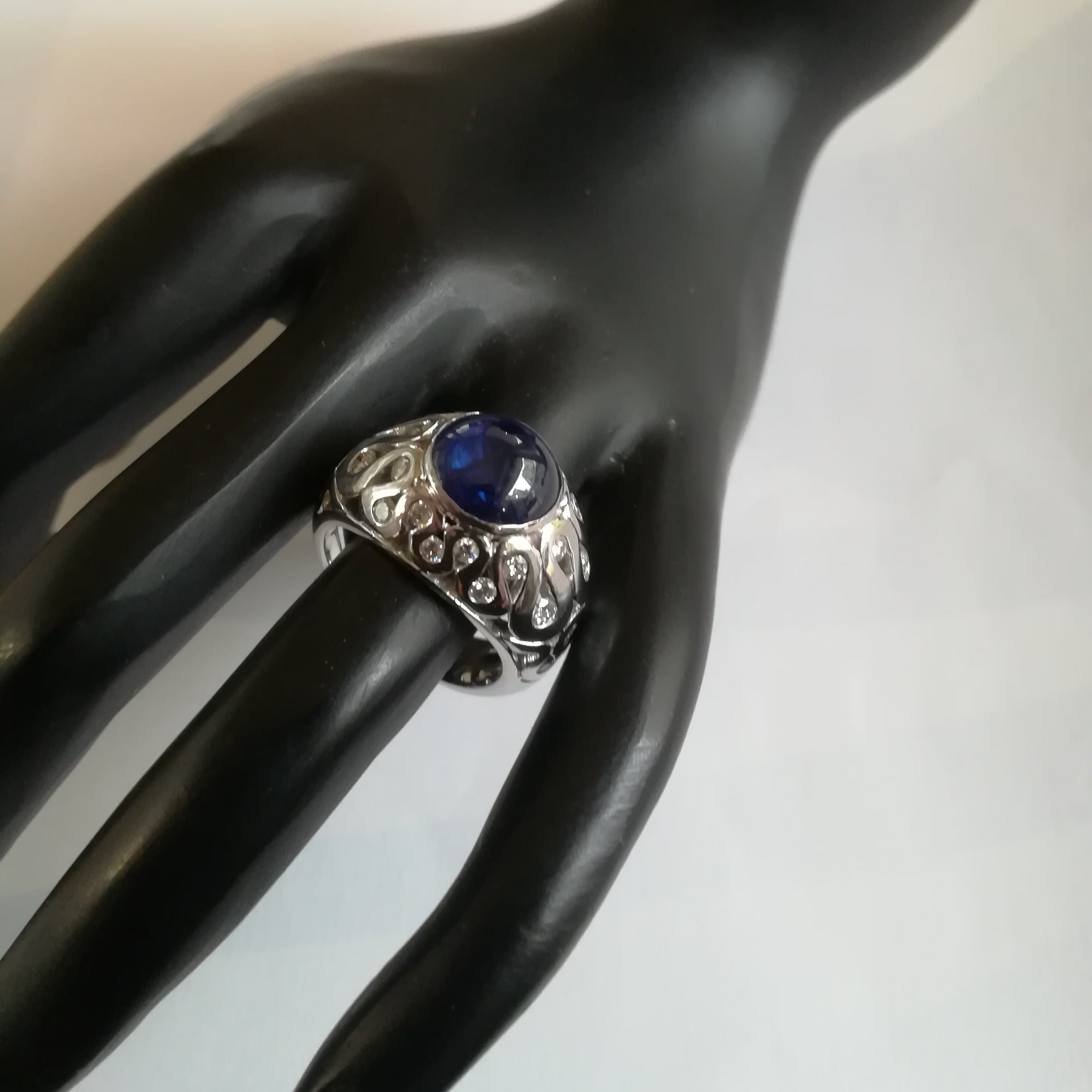Bague Dôme en or blanc, saphir et diamants